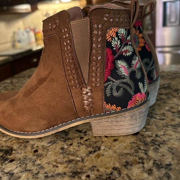 Cute boutique booties - Picture 4 of 5